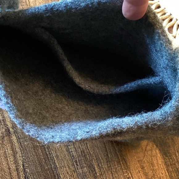 Hand Made Wool Grey Crossbody Bag with Bumblebee Pin - Picture 4 of 9